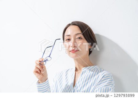 眼鏡を持った女性 眼鏡を持った女性 129793899
