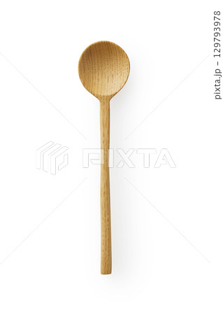 白い背景の木のスプーン 129793978