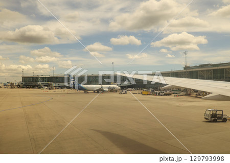 バンクーバー国際空港発飛行機からの景色 129793998