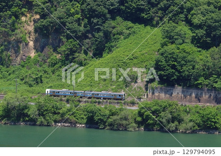 初夏の高梁川と伯備線213系電車(ワンマン運転:2両編成) 初夏の高梁川と伯備線213系電車(ワンマン運転:2両編成) 129794095