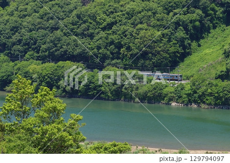 初夏の高梁川と伯備線213系電車(ワンマン運転:2両編成) 初夏の高梁川と伯備線213系電車(ワンマン運転:2両編成) 129794097