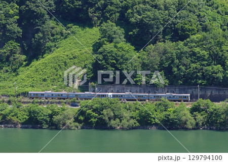 初夏の高梁川と伯備線213系電車（4両編成） 129794100