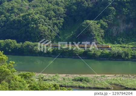 初夏の高梁川と伯備線115系電車(6両編成) 初夏の高梁川と伯備線115系電車(6両編成) 129794204