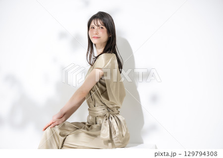 女性　笑顔	 129794308
