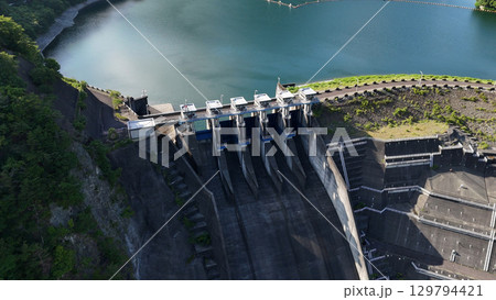 三保ダムと丹沢湖（空撮） , 神奈川県南足柄郡山北町,日本 129794421
