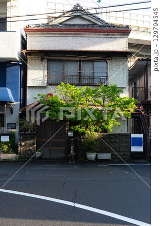 瓦屋根の二階建てモルタル住宅一軒家 瓦屋根の二階建てモルタル住宅一軒家 129794545