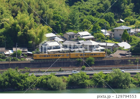 初夏の高梁川と伯備線115系電車(ワンマン運転:2両編成) 初夏の高梁川と伯備線115系電車(ワンマン運転:2両編成) 129794553