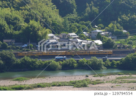 初夏の高梁川と伯備線115系電車（4両編成：ワンマン車両） 129794554