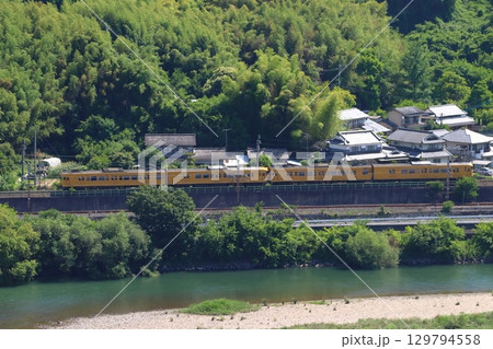 初夏の高梁川と伯備線115系電車(4両編成:ワンマン車両) 初夏の高梁川と伯備線115系電車(4両編成:ワンマン車両) 129794558
