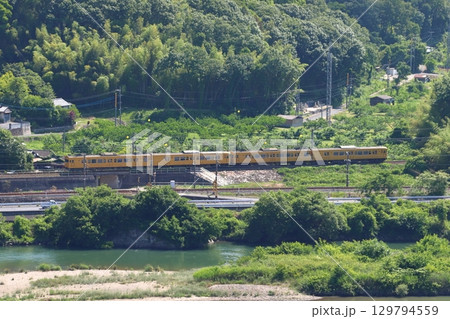 初夏の高梁川と伯備線115系電車(4両編成:ワンマン車両) 初夏の高梁川と伯備線115系電車(4両編成:ワンマン車両) 129794559