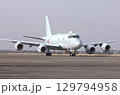基地の誘導路を地上滑走する海上自衛隊の国産ジェット哨戒機P-1 129794958