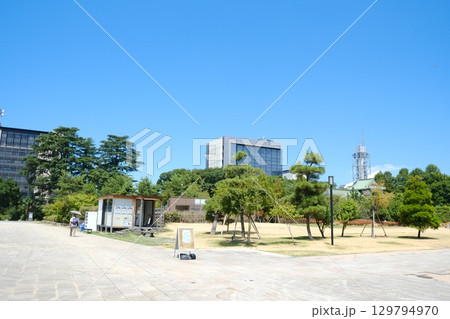 富山城址公園の夏 青空と緑の広場 北陸の都市公園 129794970