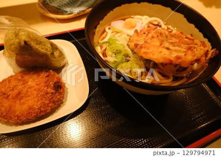 旅先でほっと一息、心温まるうどん定食 129794971