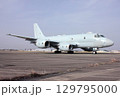 基地の誘導路を地上滑走する海上自衛隊の国産ジェット哨戒機P-1 129795000