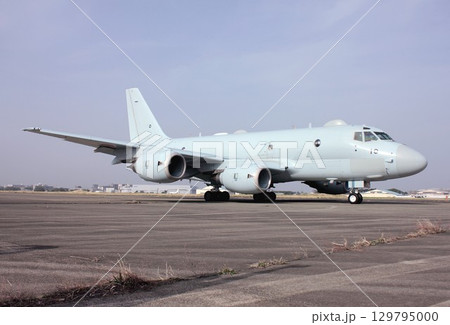 基地の誘導路を地上滑走する海上自衛隊の国産ジェット哨戒機P-1 129795000