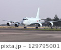 基地の誘導路を地上滑走する海上自衛隊の国産ジェット哨戒機P-1 129795001