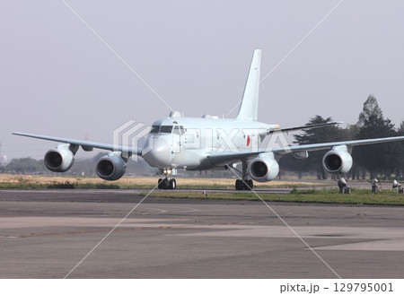 基地の誘導路を地上滑走する海上自衛隊の国産ジェット哨戒機P-1 基地の誘導路を地上滑走する海上自衛隊の国産ジェット哨戒機P-1 129795001