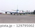 基地の誘導路を地上滑走する海上自衛隊の国産ジェット哨戒機P-1 129795002