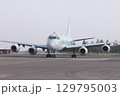 基地の誘導路を地上滑走する海上自衛隊の国産ジェット哨戒機P-1 129795003