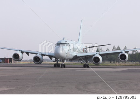 基地の誘導路を地上滑走する海上自衛隊の国産ジェット哨戒機P-1 基地の誘導路を地上滑走する海上自衛隊の国産ジェット哨戒機P-1 129795003