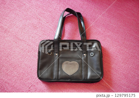 ハートポケット付きの黒いスクールバッグ 129795175