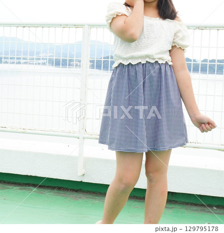 青と白のギンガムチェック柄ワンピース風水着 129795178