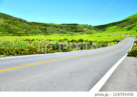 阿蘇草千里付近の道路(熊本県阿蘇市)【2025.7】 阿蘇草千里付近の道路(熊本県阿蘇市)【2025.7】 129795456
