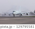 飛行後に飛行機用シャワーを浴びて付着した塩分を洗い流す海上自衛隊の国産ジェット哨戒機P-1 129795581
