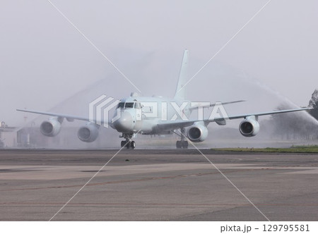 飛行後に飛行機用シャワーを浴びて付着した塩分を洗い流す海上自衛隊の国産ジェット哨戒機P-1 129795581