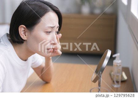 肌トラブルに悩む女性 肌トラブルに悩む女性 129795628