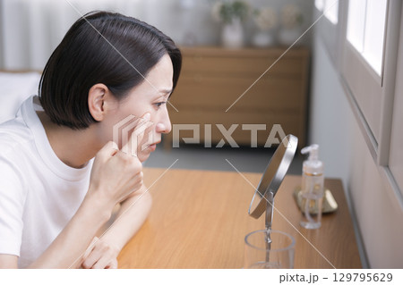肌トラブルに悩む女性 肌トラブルに悩む女性 129795629