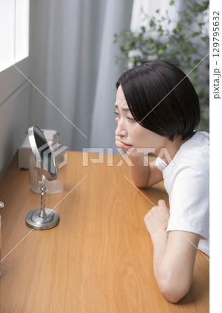 肌トラブルに悩む女性 129795632