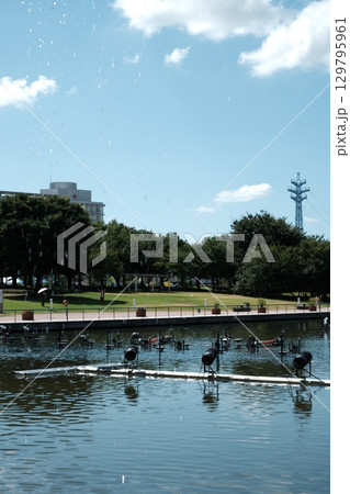 富山 富岩運河環水公園の水上オブジェと緑の夏景色 129795961