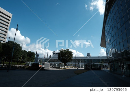 富山駅前の都市風景 129795966