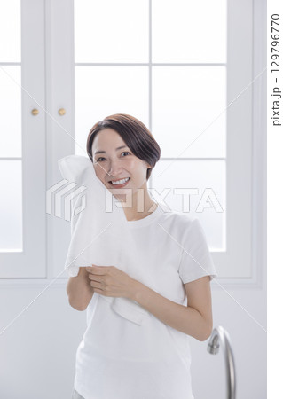 お肌の手入れをする女性 129796770