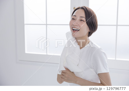 お肌の手入れをする女性 お肌の手入れをする女性 129796777