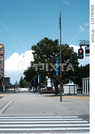 富山駅前の交差点と街並み 富山駅前の交差点と街並み 129796906