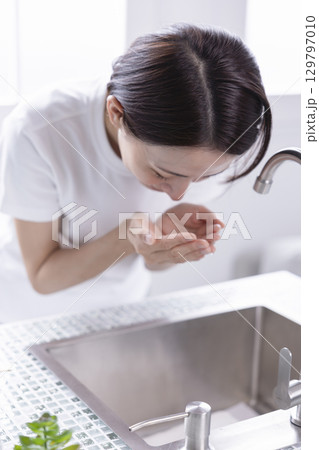 ビューティー 洗顔する女性 129797010