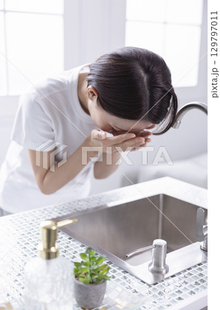 ビューティー 洗顔する女性 129797011