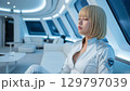 宇宙ステーションの居住区でくつろぐ女性宇宙飛行士 129797039
