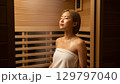 サウナでくつろぐ若い女性 129797040