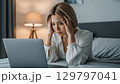 パソコンのモニターを見て悩む女性 129797041