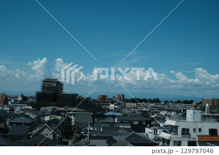 新幹線から眺める住宅街と夏空 129797046