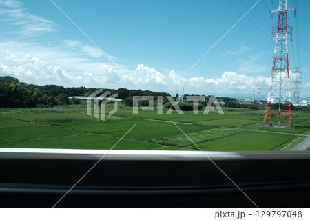 新幹線から眺める田園風景と青空 新幹線から眺める田園風景と青空 129797048