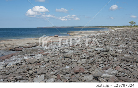 Rocky beach at the Baltic Sea on northern Oland island, Sweden. 129797324
