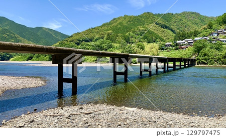 五月晴れの青空と新緑に彩られた四万十川と岩間沈下橋〈高知県西土佐茅生〉 129797475