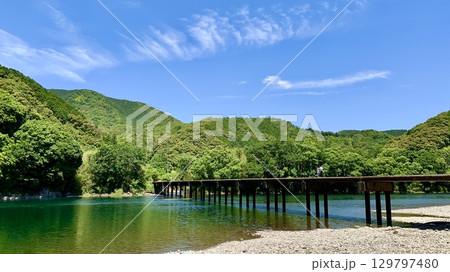 五月晴れの青空と新緑に彩られた四万十川と勝間沈下橋〈高知県四万十市〉 五月晴れの青空と新緑に彩られた四万十川と勝間沈下橋〈高知県四万十市〉 129797480