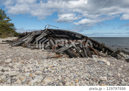 The shipwreck Swiks on the Baltic coast on northern Oland, Sweden. 129797886