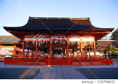 京都府　伏見稲荷大社　外拝殿（重要文化財） 京都市伏見区深草藪之内町　2022 年 2月 129798625