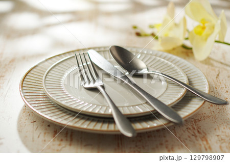 テーブルセッティング(イメージ) 129798907
